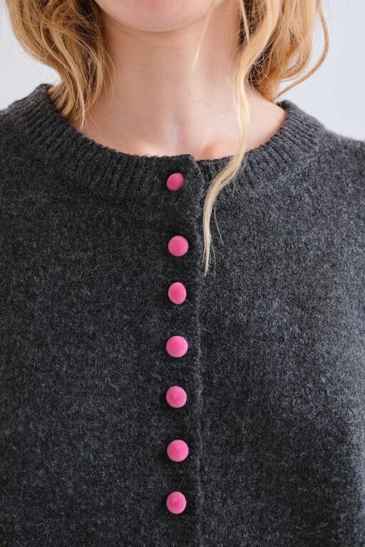 CARDIGAN GRIGIO CON BOTTONI ROSA