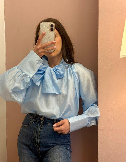 CAMICIA CHIFFON CON FIOCCO AZZURRA